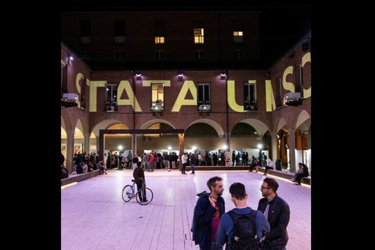 Workshop collettivo di performance sull'oscurità in piazza Scaravilli